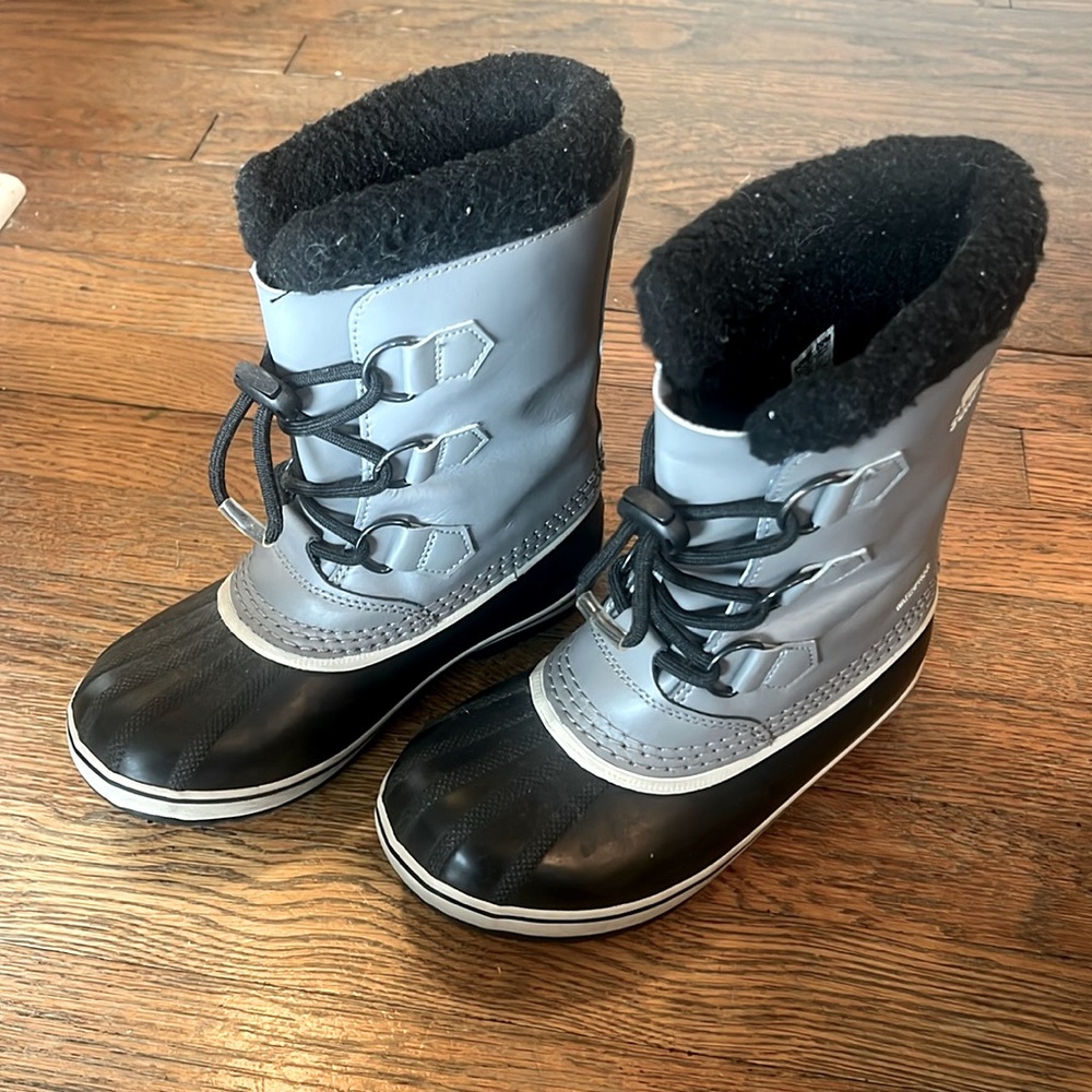 Sorel boots. Size 2. Very light use.